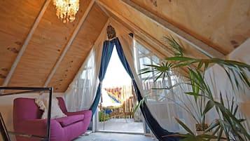 Comfort Room, 1 Queen Bed, City View | Free WiFi