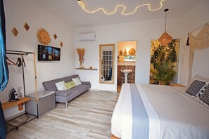 Chambre Confort, 1 très grand lit et 1 canapé-lit, vue cour intérieure