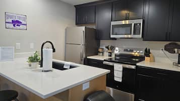 Réfrigérateur, micro-ondes, four, plaque de cuisson