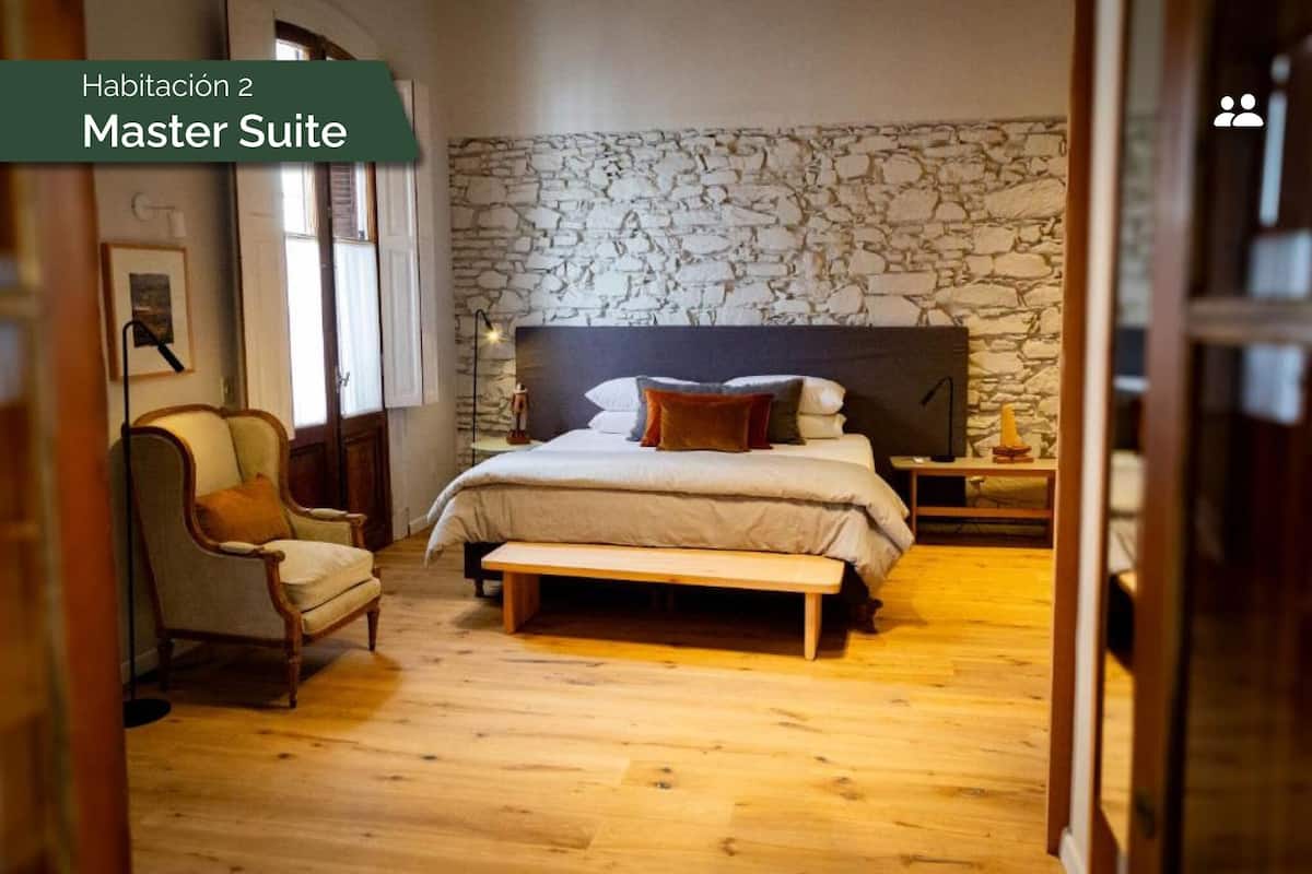 Suite luxueuse | Coffre-fort, décor unique, ameublement unique, bureau