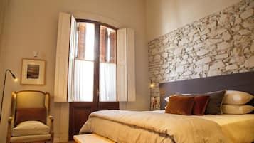 Suite de lujo | Caja de seguridad en la habitación y decoración personalizada