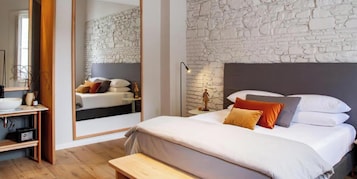 Luxury Suite | In-room safe, individually decorated, individually furnished, desk