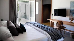 Habitación junior | Caja de seguridad en la habitación y escritorio 