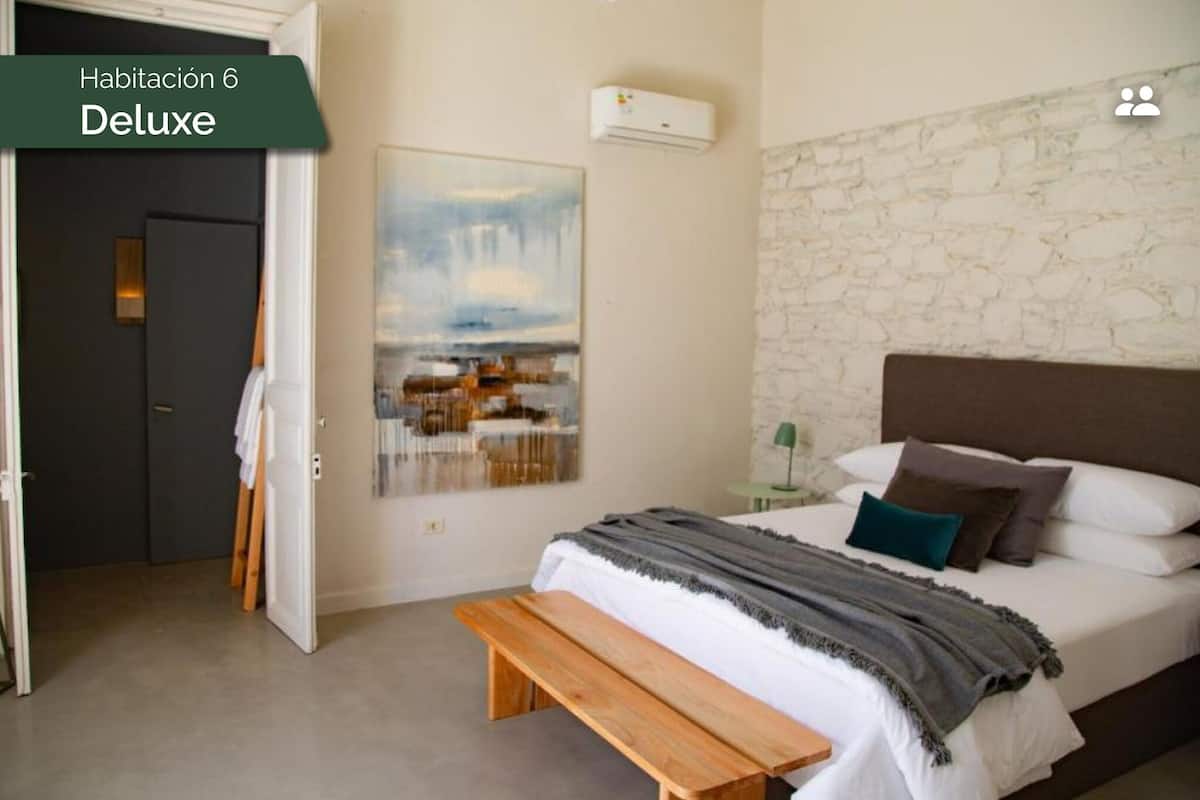 Chambre Deluxe | Coffre-fort, décor unique, ameublement unique, bureau
