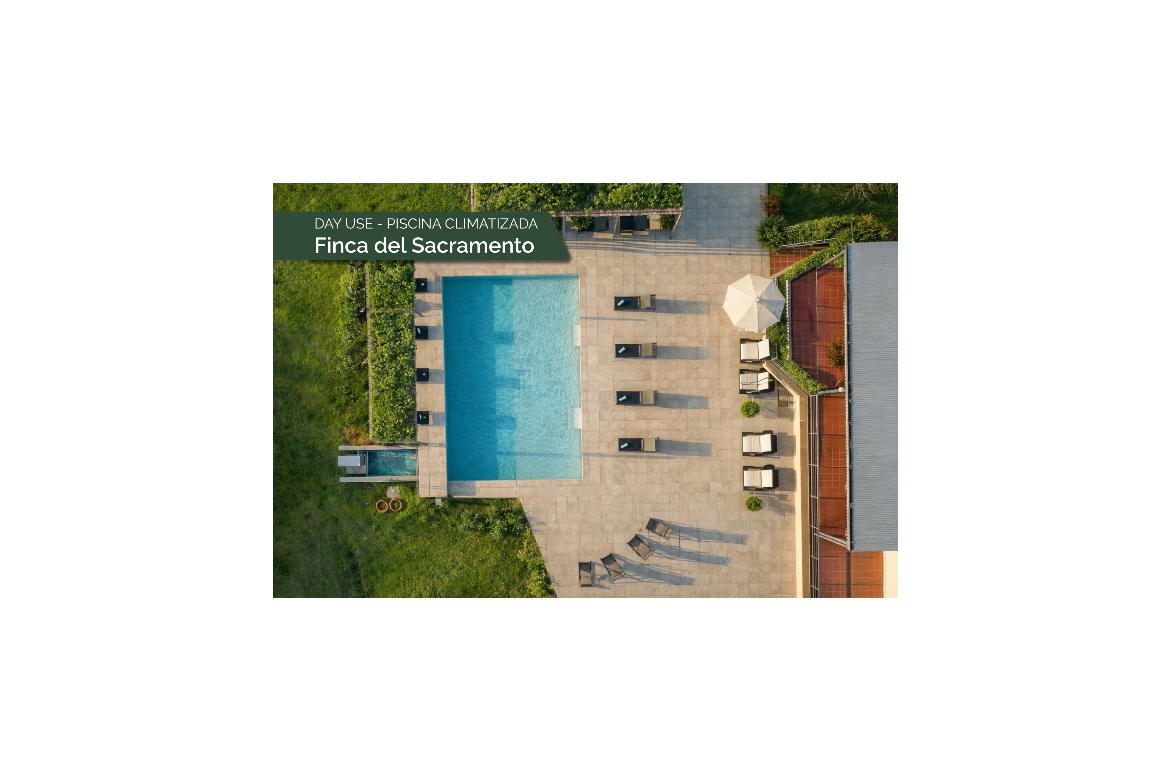 Una piscina al aire libre de temporada