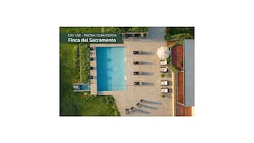 Una piscina al aire libre de temporada