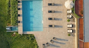 Una piscina al aire libre de temporada