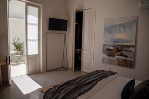 Habitación Deluxe | Caja fuerte, decoración individual, mobiliario individual y escritorio