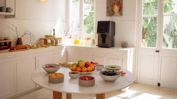 Free daily buffet breakfast