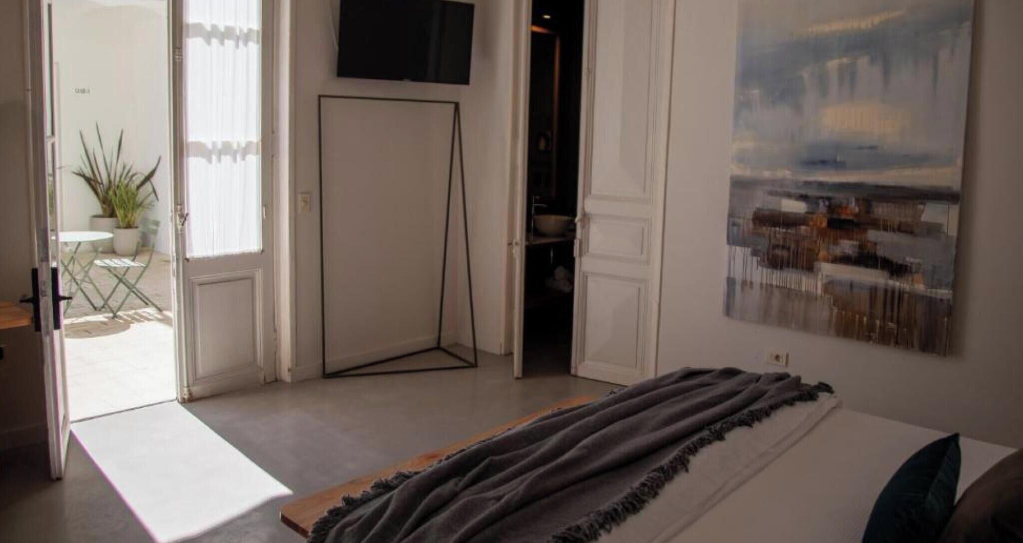 Deluxe kamer | Een kluis op de kamer, een bureau, een laptopwerkplek