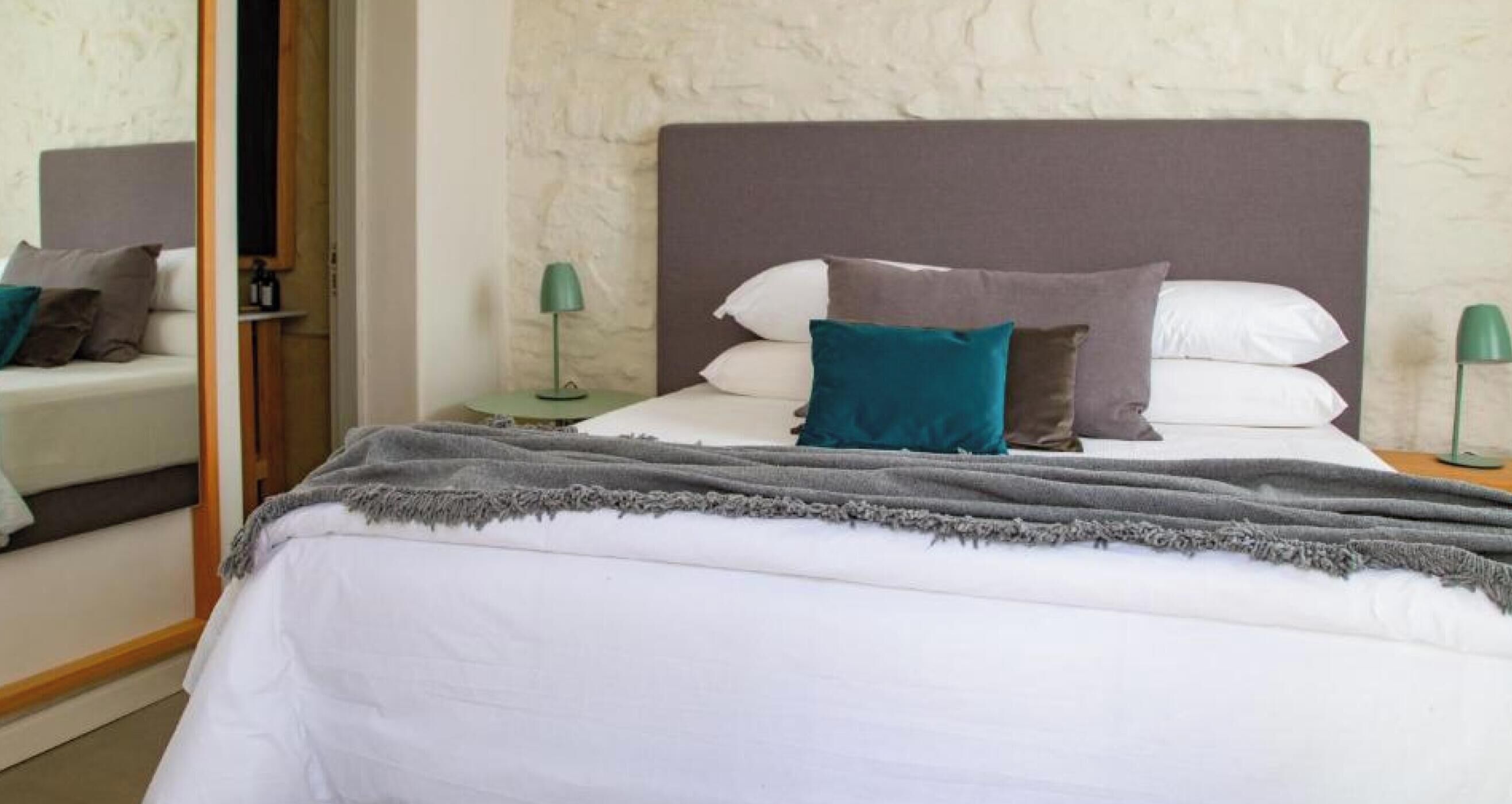 Deluxe kamer | Een kluis op de kamer, individueel gedecoreerd, individueel gemeubileerd