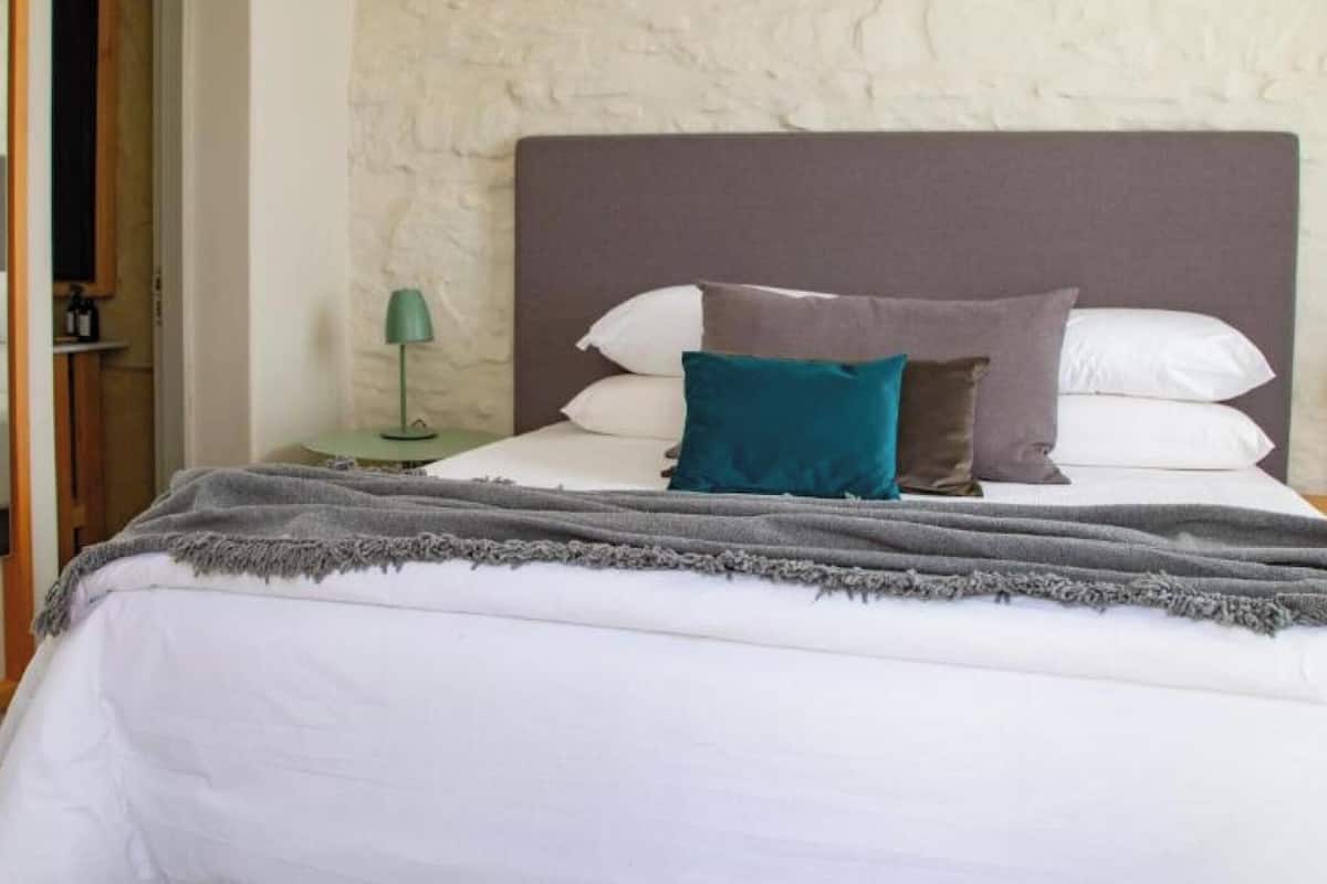 Deluxe Room | In-room safe, individually decorated, individually furnished, desk