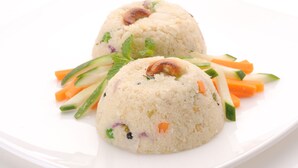 Deux plats ronds, à base de riz blanc et de légumes variés, garnis de feuilles de menthe et de noix, servis dans une assiette blanche.