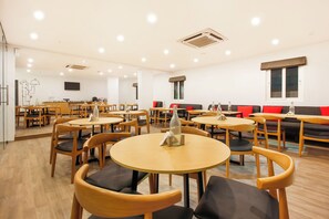 Restaurant - Super Townhouse The Cinco Htl Near ESI Hospital (Hyderabad)