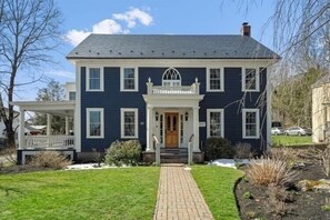 Front of property - The Inn Crowd Bed and Breakfast (Holden)