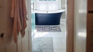 個別の浴槽とシャワー、タオル、トイレットペーパー
