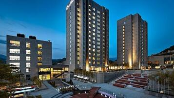 Vista frontal de la propiedad