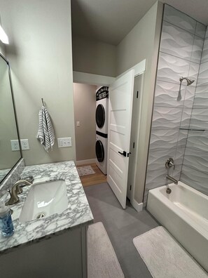 Bruser, hårtørrer, håndklæder, Sæbe