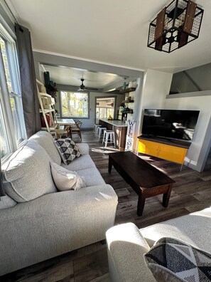 Smart TV, fireplace - On the Water in Sheboygan River Overlook (Sheboygan Falls)