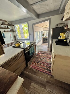 Mikrobølgeovn, ovn og kokeplater