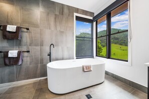 Amenidades de baño ecológicas, secadora de cabello, toallas, jabón 