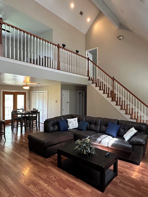 Smart TV, fireplace - Hidden Treasure Charming 4-bedroom river house on the Biloxi River
 (Biloxi)