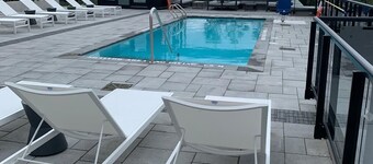 Modern new condo in the heart of downtown - Full furnished