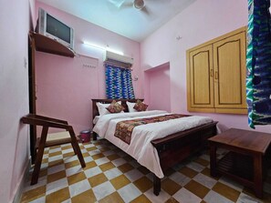 1 bedroom, desk, laptop workspace, free WiFi
