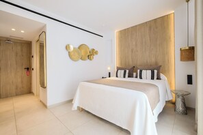 Une chambre moderne avec un grand lit, une tête de lit en bois et un miroir fixé au mur.