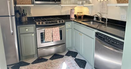 NEW NEW NEW Precious Cottage in Historic Downtown