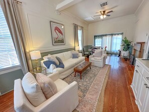 Smart TV - NEW NEW NEW Precious Cottage in Historic Downtown (Natchez)