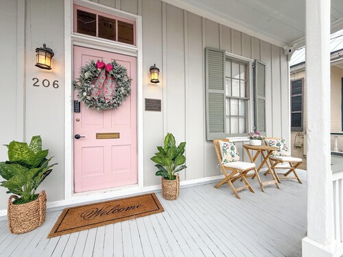 NEW NEW NEW Precious Cottage in Historic Downtown