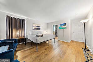4 habitaciones, escritorio, wifi gratis y ropa de cama