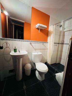 Hair dryer, towels, soap, shampoo - Lodging in Ollantaytambo living inka city with viewpoint to mountains (Ollantaytambo)