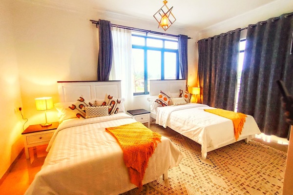 Deluxe Twin Room | In-room safe, WiFi (free)