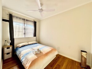 2 bedrooms, iron/ironing board, free WiFi, bed sheets - CozyDuo @ Ashford –10 Mins to CBD (Ashford)