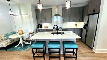 Refrigerador, microondas, horno, placa de cocina