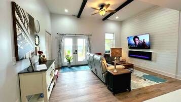 Una Smart TV, una chimenea, libros