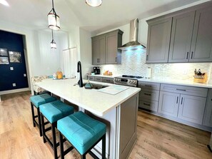 冷蔵庫、電子レンジ、オーブン、コンロ