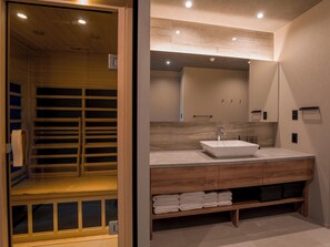 Ein modernes Badezimmer mit einem Holzbettzeug, einem großen Waschbecken und einer begehbaren Dusche.