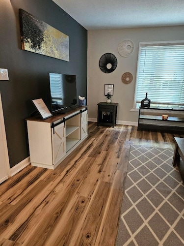 Charming 2-bedroom condo with AC and WiFi in lovely Charlotte