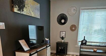 Charming 2-bedroom condo with AC and WiFi in lovely Charlotte