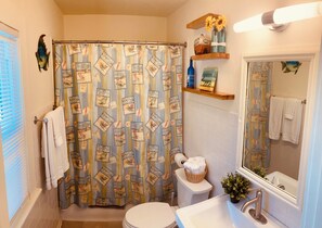 Een haardroger, handdoeken, toiletpapier