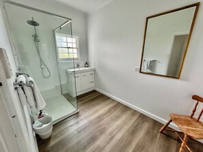 Regadera, toallas, jabón, papel de baño