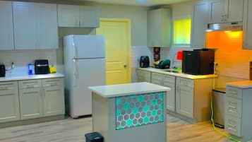 Dormitorio compartido económico, dormitorio mixto | Área de sala de estar