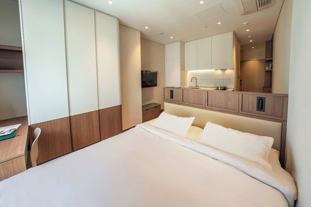 Studiosvit Premium - 1 queensize-säng - icke-rökare - pentry | Skrivbord, ljudisolering, gratis wi-fi och sängkläder