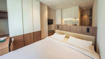 Premium Studio Suite, 1 Queen Bed, Non Smoking, Kitchenette | Desk, soundproofing, free WiFi, bed sheets