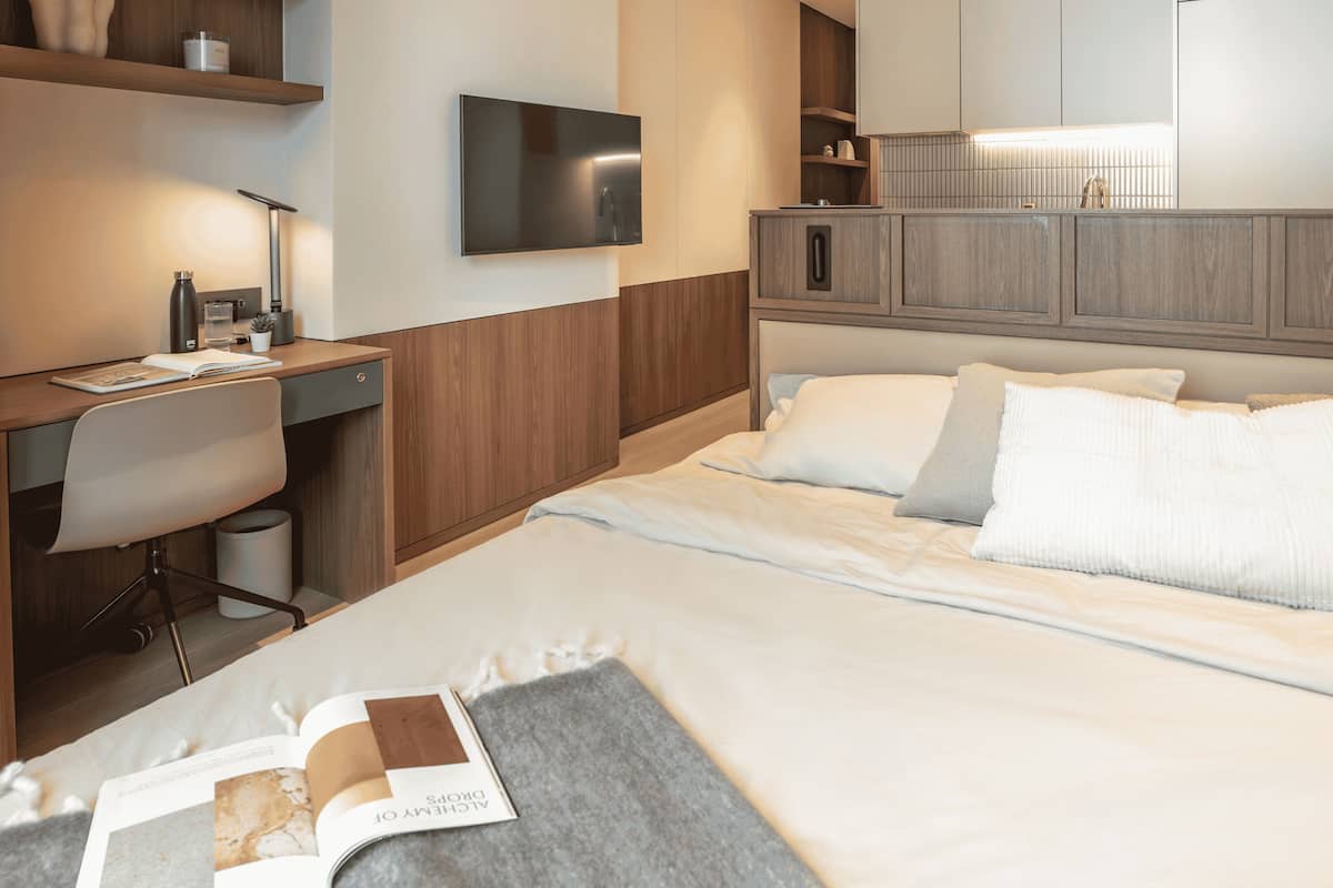 Desk, soundproofing, free WiFi, bed sheets