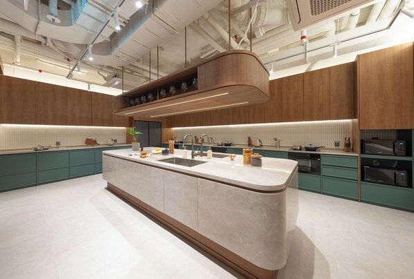 Mini-Kühlschrank, Mikrowelle, Herdplatte, Kochgeschirr/Geschirr/Besteck