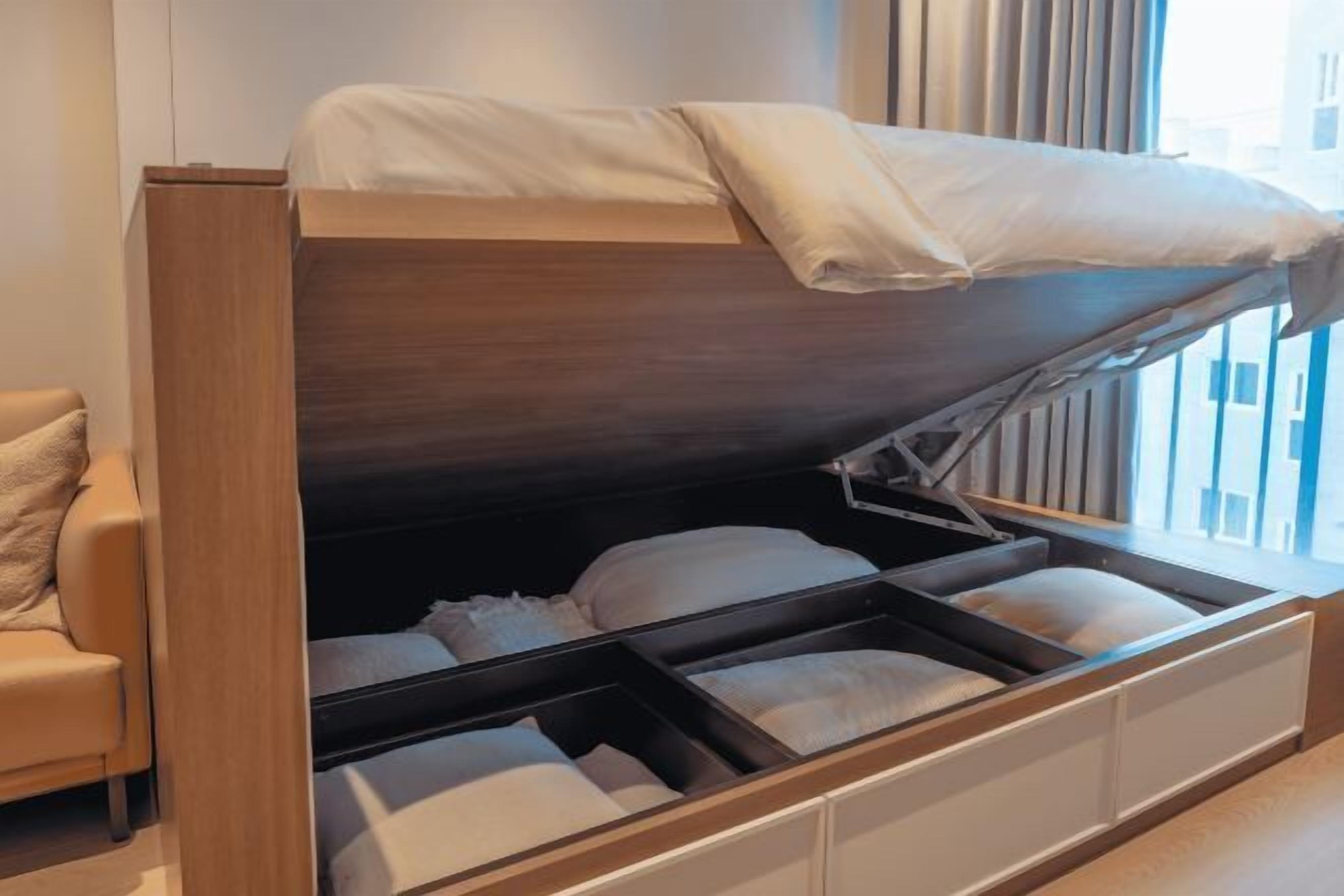 Desk, soundproofing, free WiFi, bed sheets